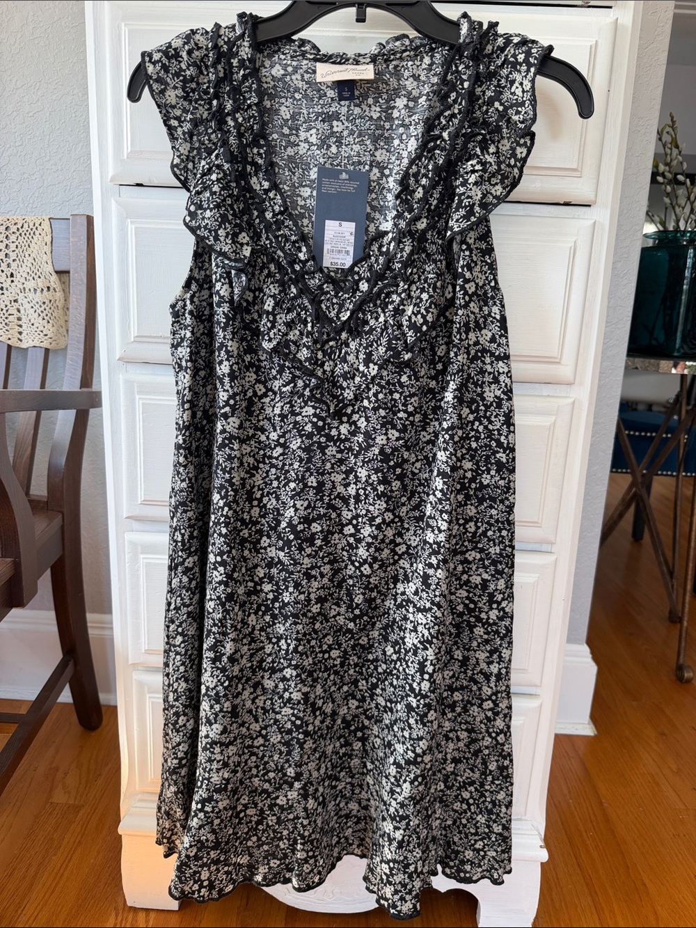 Universal Thread Black and Cream Floral Ruffle V-Neck Dress nwt